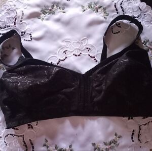 Women's Secret Treasure Full Figure Wire-free, Front Closure Black Bra Size 44DD